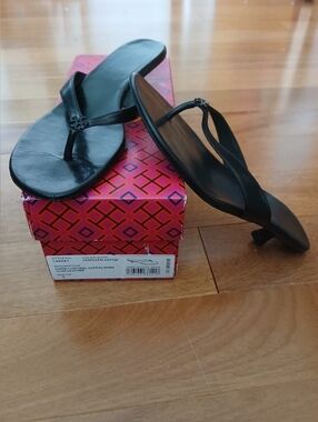 IOB Preowned Tory Burch Capri Black Kitten low Heel leather thong Sandals 6B